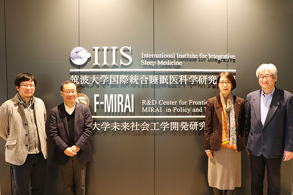 有機的な形とテクスチャの探求 この作品には、自然のリズムや成長、流れが込められています。繋がり合う円は 、見えない美しいパターンを象徴し、時に生命の細部を覗き見るかのように感じます