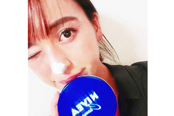 PRニベア ニベア肌磨きジェルクレンズをお試ししました。 こちらは手でほぐすとオイルがとろけるジェルで、くすみ＊までオフできるメイク落としがニベアから発売されました。＊古い角質による とろけるジェルが古い角質もオフできるそうです メイクにも毛穴汚れにも