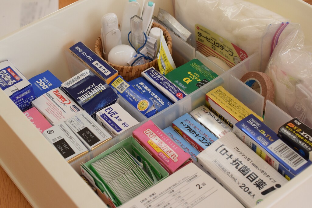お薬収納は立てて収納！100均アイテムを使ったスッキリ取りやすい収納アイデア収納術や整理整頓のアイデア暮らしニスタ