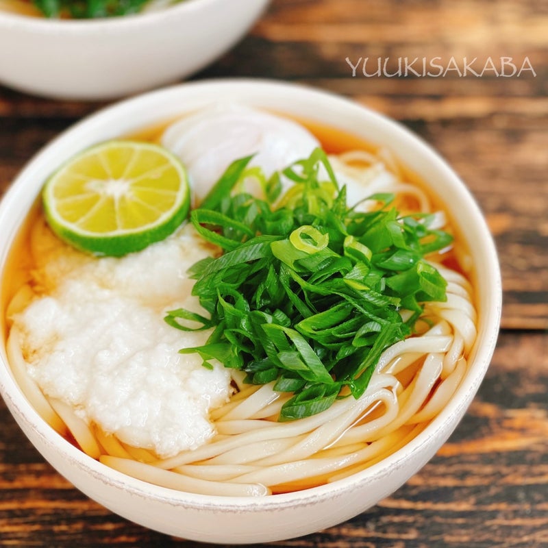 宮崎の朝食はきっちょううどん朝セットがオススメ。 これ1コイン朝セットはさすが。 見たらわかる通り、讃岐うどんに慣れている人にとって宮崎のうどんは別物。さながら「飲むうどん」「二日酔いに優しいうどん」「胃に優しっちゃがうどん」 伊勢うどんのそれともまた