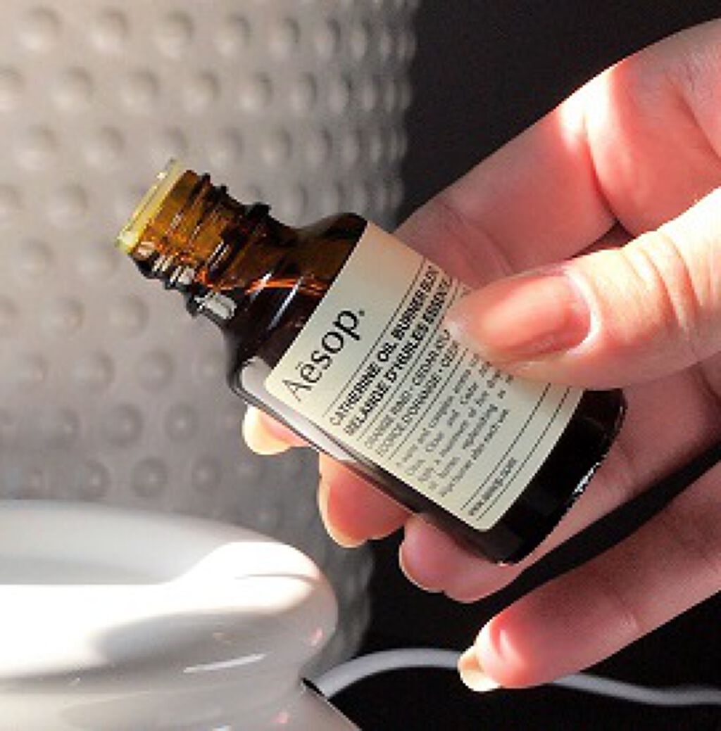 アロマオイルの使い方を一挙解説！アロマグッズと一緒に使って香りを楽しもう - カラリアマガジン - 香り専門メディア