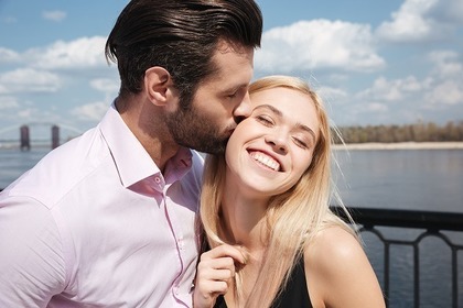 肩を組むのはなぜ？付き合ってない女と肩を組む男性心理cyuncore