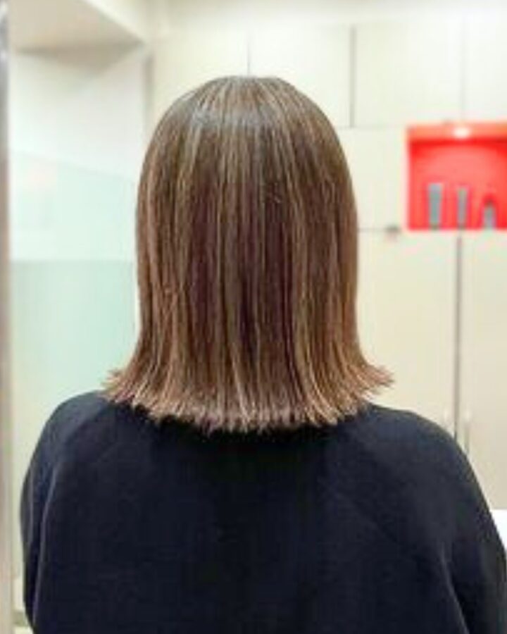 大阪の心斎橋の 綺麗にグレイヘア移行するお手伝いを 得意とされている美容師さん @mitsuki_grayhair 白髪染めを使わない白髪の透明感を活かす 魅せるグレイヘア をモットーにされていて 髪先までトゥルントゥルン綺麗に して頂きました！ 悩まれている方、是非一度ご