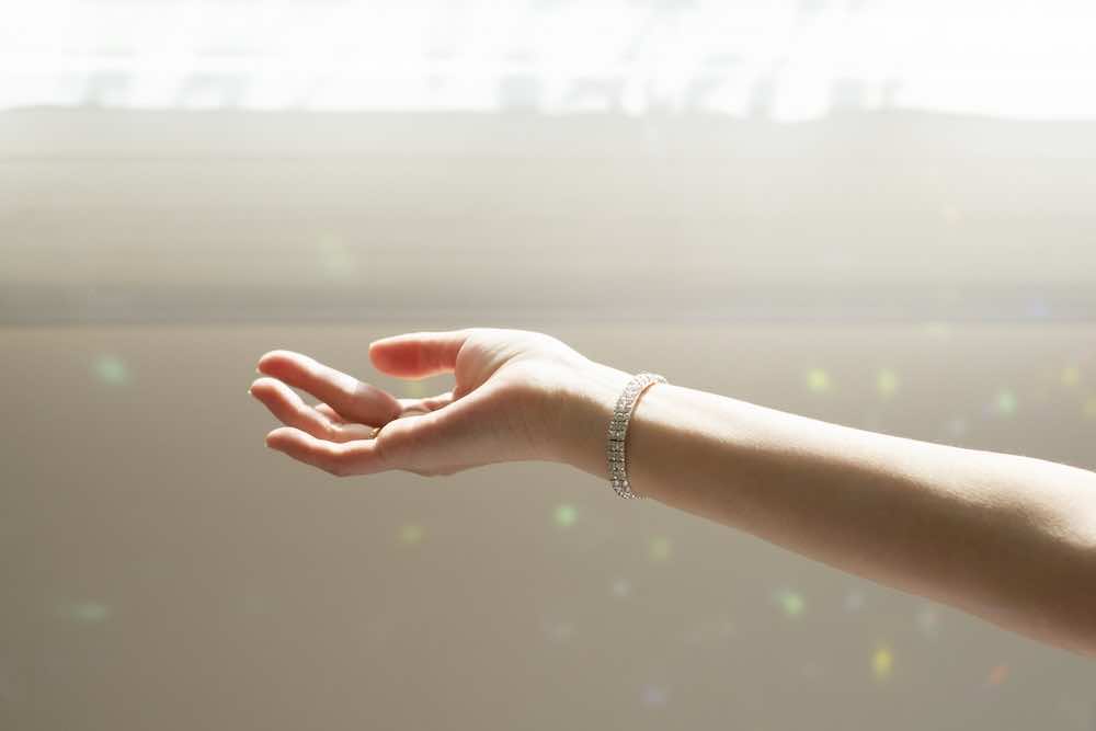 運命線とは？ 濃さ・長さ・形別の意味と見方 手相占い 「マイナビウーマン」