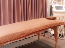 季節の変わり目で 肌荒れしていませんか？ フェイシャルエステも オススメですが、 床屋と言ったらお顔剃り！！ 白い泡はモコモコしてて気持ちいいし眉毛も整えられるのでオススメです♪ 是非メンテナンスしに来てくださいね💈barberバーバー床屋理容室メンズ