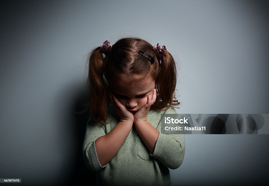 エヴァ 塞ぎこむ碇シンジ 360x640px のデスクトップPC用の壁紙高画質壁紙キングダム