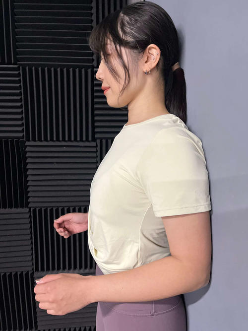 両手を後ろに伸ばすだけで背中の筋トレ！「リバーススノーエンジェル」 - スポーツナビ