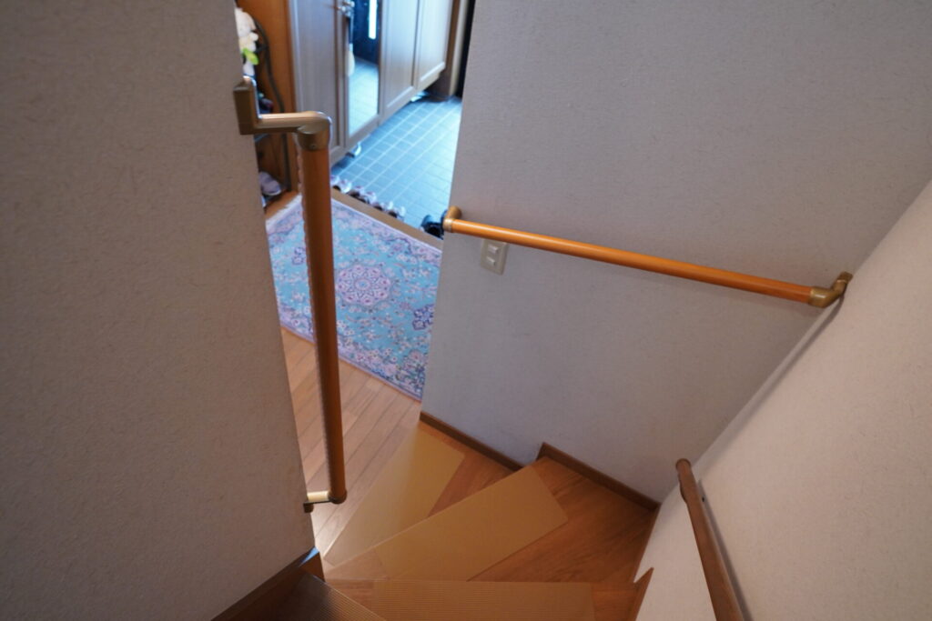 階段での転倒防止策を紹介するスマイルケア