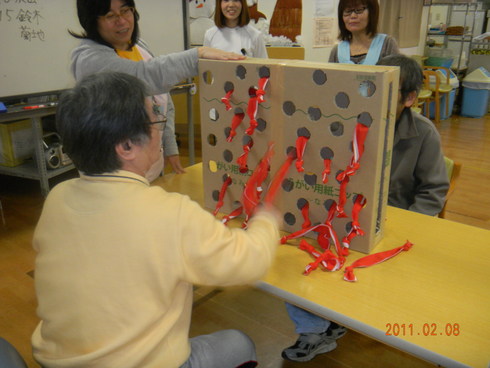 クリスマスレク キャップツリーチャレンジ！箸を使ってキャップを時間内に積み上げていこう！介護レク.子どもレク