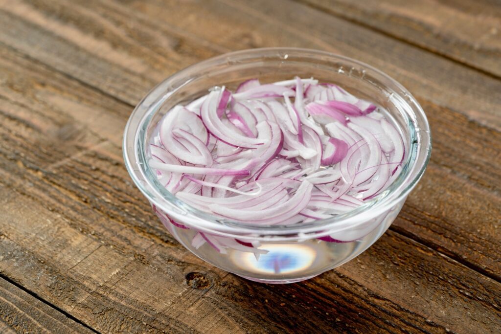 実は簡単にできる！玉ねぎ特有の「辛み」や「におい」を和らげられる方法とは！？食宣伝