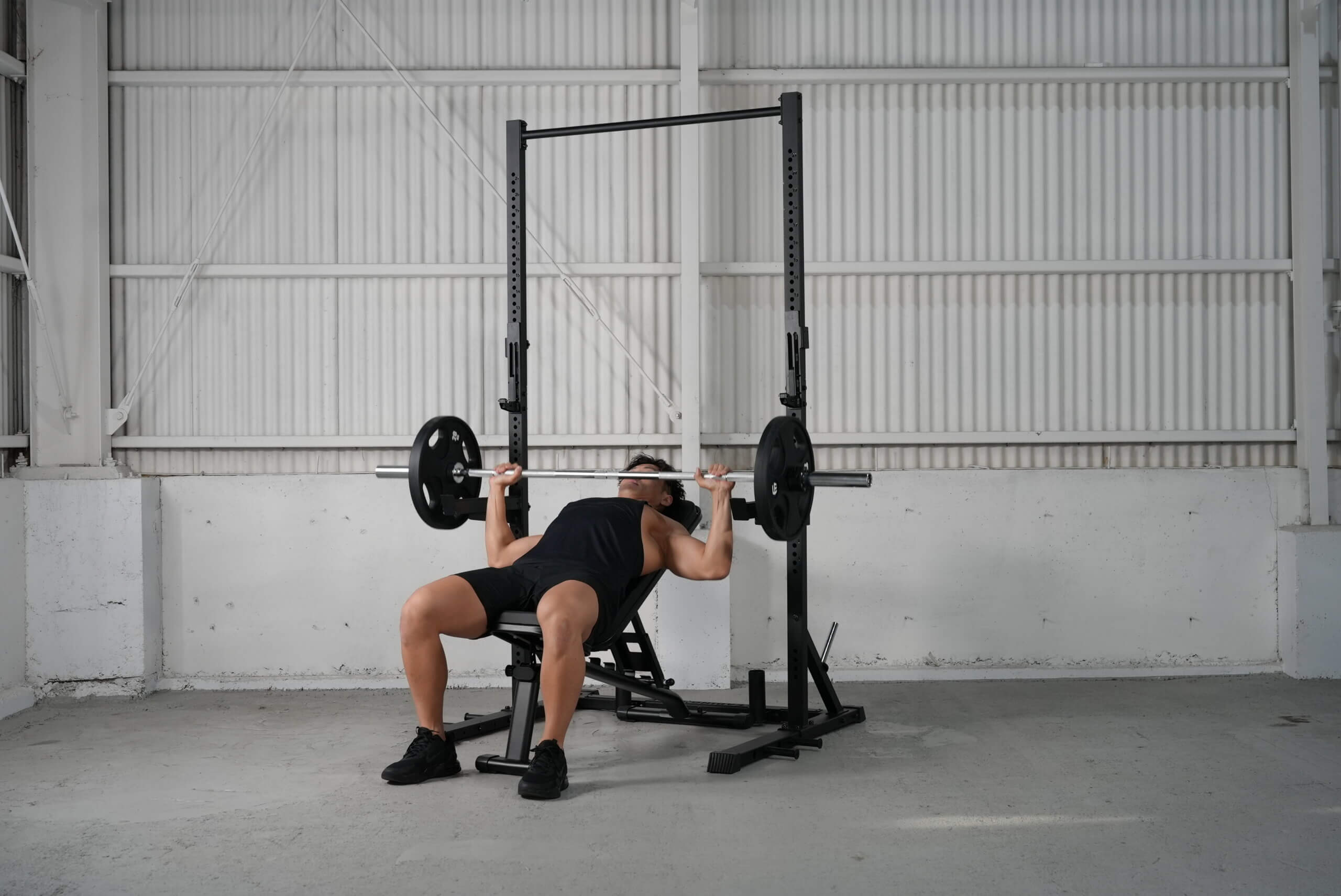 趣味の筋トレを楽しむ部屋』 ---------------------------------- 趣味の筋トレをテーマにした秘密基地 🏋️わざわざジムに行かなくても 自宅で毎日トレーニングができるなんて素敵ですね😆コンクリート調クロス でクールでスタイリッシュな空間に仕上がりました