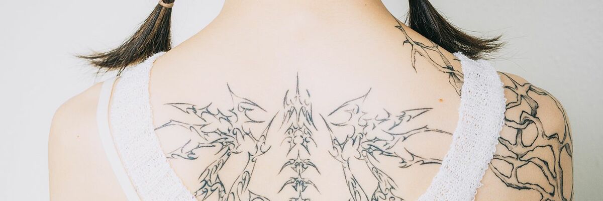 刺青を彫りに来てはいけない状態で来た人 笑日焼けして真っ黒💦 とにかく彫りにくいです。 出血も通常の倍 痛みも増大 一生背負う刺青が仕上がるまで日焼けは我慢しましょう！※この画像は刺青作品の画像です、 性的搾取や裸体を見せたい等の意図はありません。 The