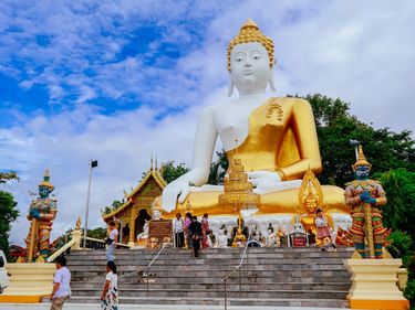 伝統衣装を着てフォトウェディング バンコク最古の寺院僧侶がスタジオへ出張し短縮版タイの結婚式を体験!<日本語アシスタント 半日>バンコクの観光・オプショナルツアー専門 VELTRA ベルトラ