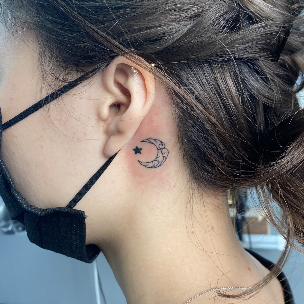 ◡̈ 耳裏タトゥー集。 耳裏のさりげなーいスモールタトゥーは 最高にかわいいし、とても人気であります。 そして痛みが鈍い箇所なので、 ファーストタトゥーにも良き🙆‍♀️◉ただ耳の裏は、皮膚が薄いので インクを入れすぎると滲みやすく、 細いラインで入れようと