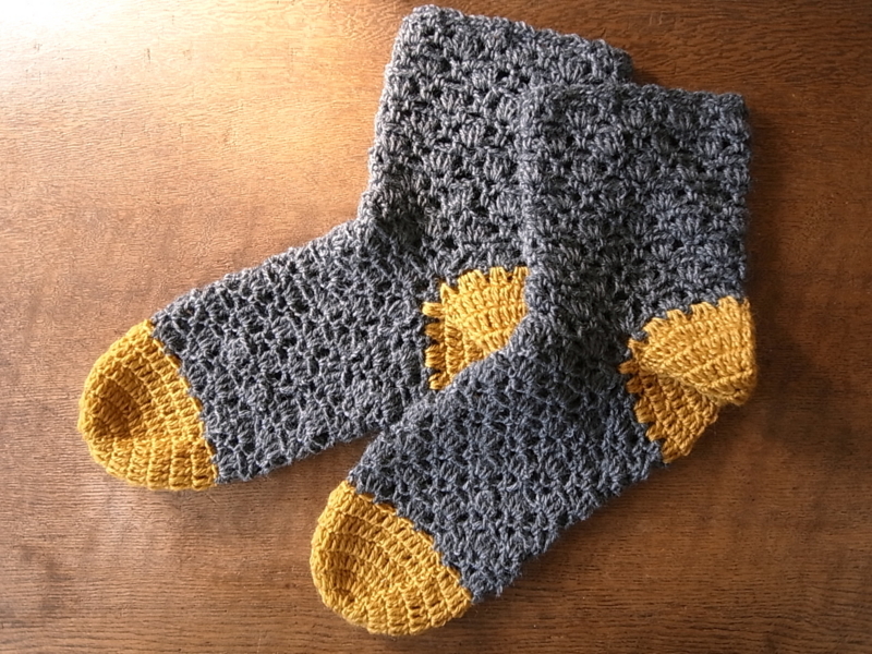 ルームシューズ 編み図」のアイデア 12 件ルームシューズ 編み図, かぎ針編みのソックス, 編み