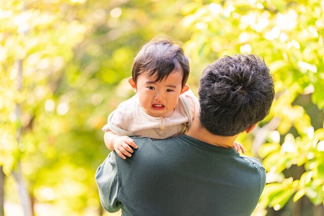 パパの抱っこで泣く？パパ見知りが起こる原因や対処方法とはMegumiオンラインストア