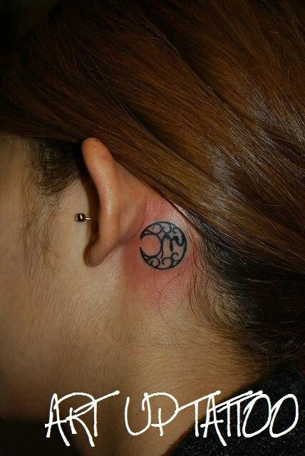 月タトゥー太陽タトゥーmoonandsuntattoo耳裏タトゥーbackofeartattooワンポイントタトゥーonepointtattootattoohoriisatattooartisttattooartirezumiirezumitattoojapanesestyietattootattoodesigntattooworkerstattoogirl刺青師彫