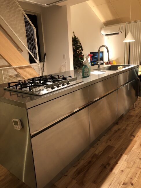 ステンレスキッチンを設置するメリットとデメリットを紹介。費用相場やお手入れ方法も解説。リノベる。ジャーナル