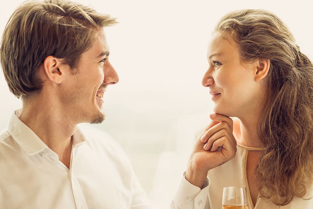 顎に手をあてて考えるポーズのスーツ姿の若い女性のイラストのイラスト素材78319765- PIXTA