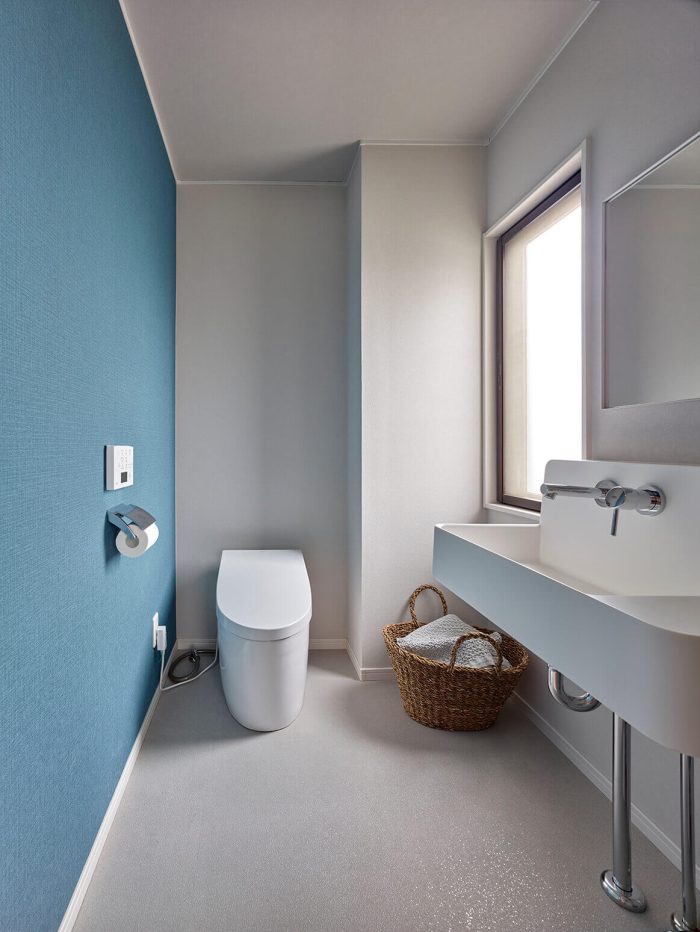 トウケンのWEBマガジンおしゃれなトイレの実例まとめ7選壁紙＆インテリア選びのコツも有限会社 藤建ホーム