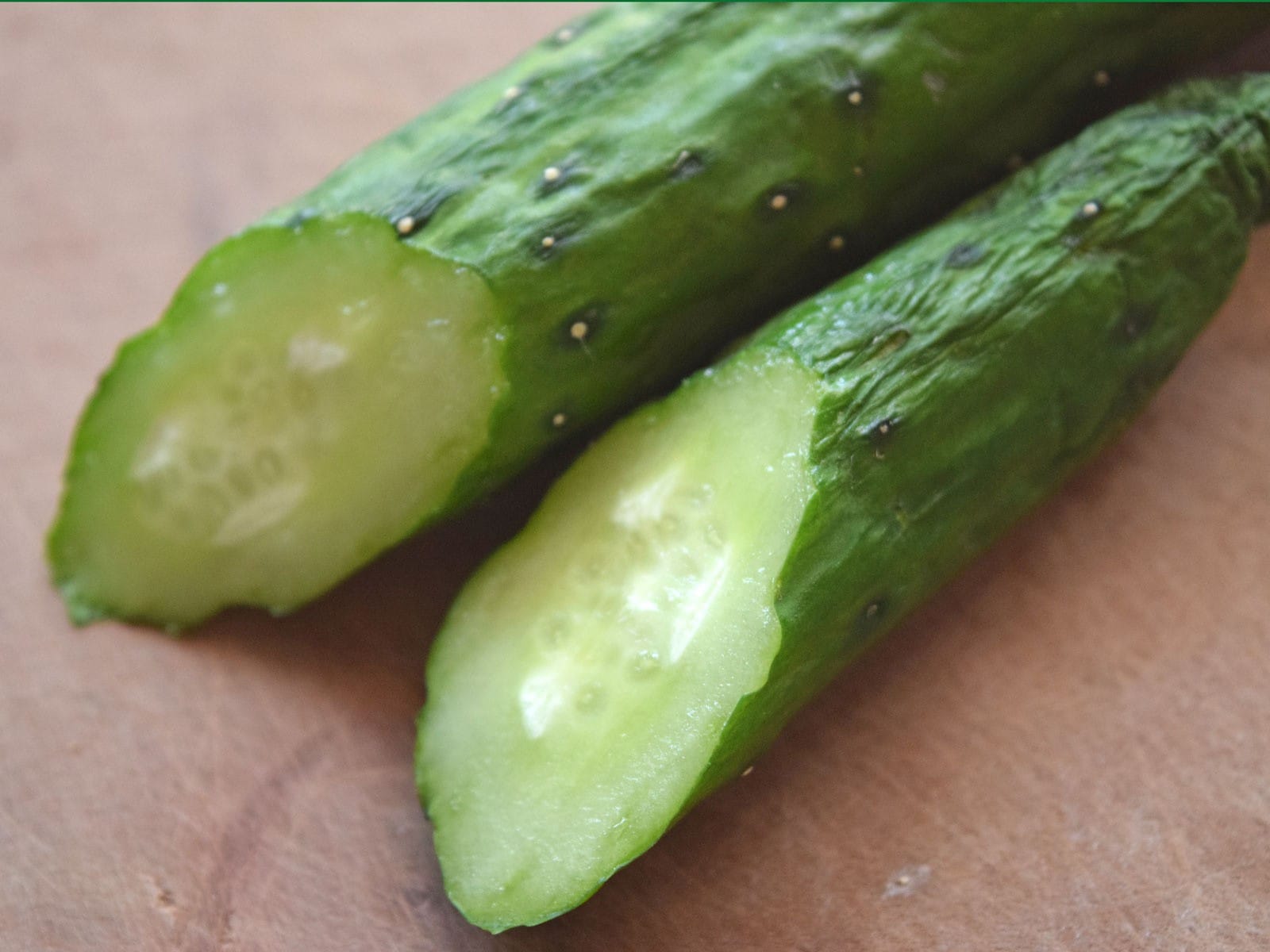 買ったばかりのきゅうりですが中がオレンジっぽい。食べても大丈夫？腐りかけ？ - Yahoo!知恵袋