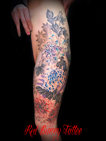 女性の腰に彼岸花と扇子の刺青タトゥー女性の和彫りや洋彫りの刺青タトゥー東京 刺青 タトゥー 和彫り 洋彫り 刺青師二代目江戸光