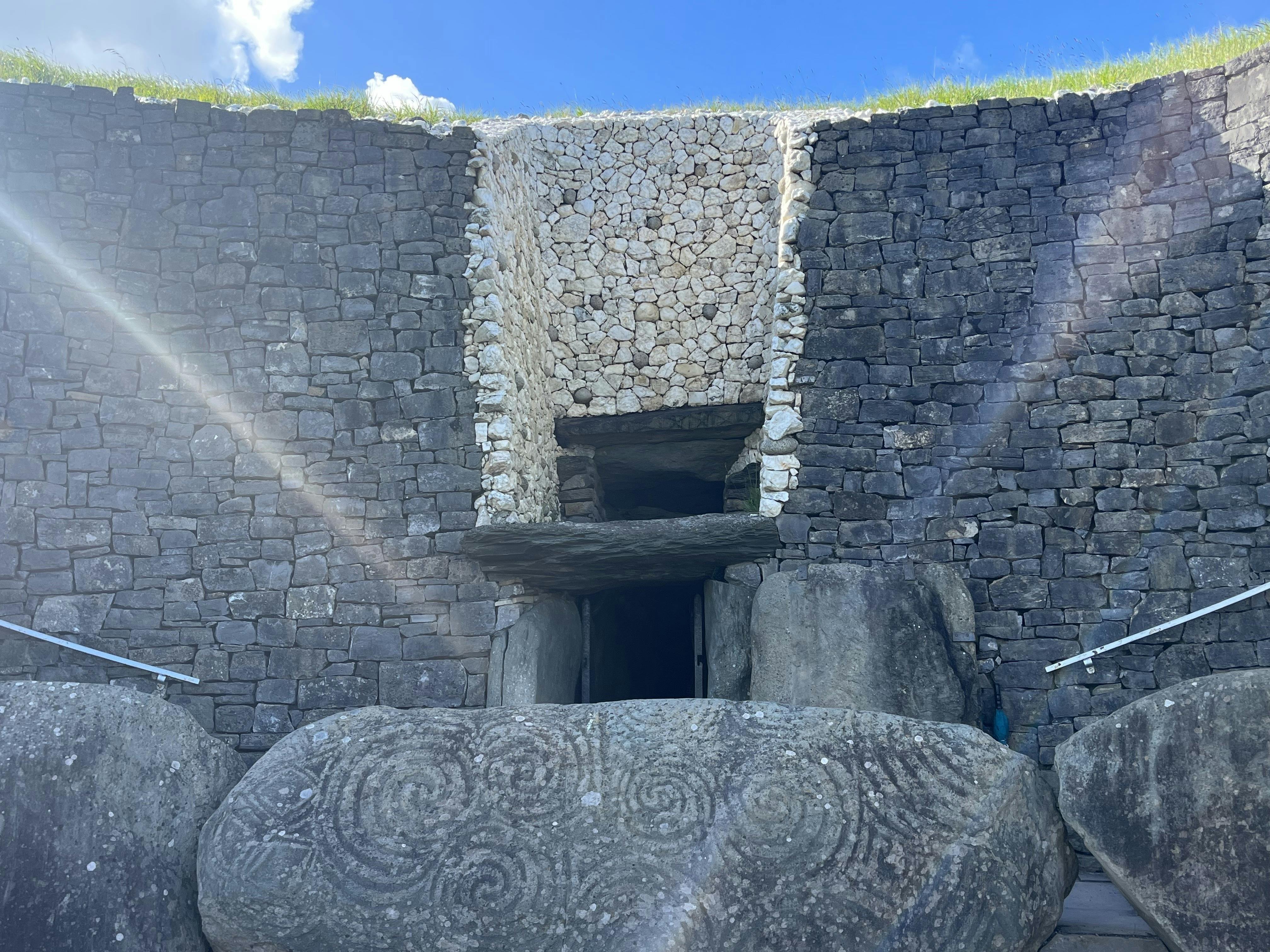 オンラインサロン」は現代の宗教か「プペル」から生まれた疑念 - YouTube