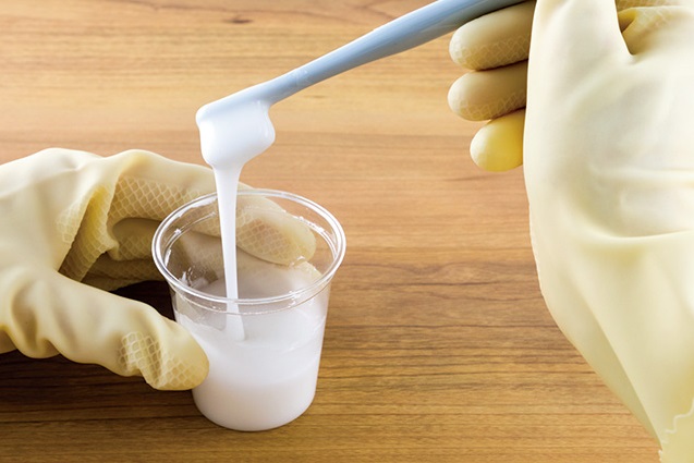 水筒のゴムパッキンに生えた黒カビ , キッチンハイター原液に丸一日つけてここまでキレイに✨,でも少し残っていたので、本当はもっと長めに漬けた方が良かったですね😌,水筒のカビゴムパッキンのカビ水筒掃除