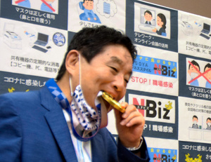 オリンピアンがメダルを噛むのはなぜ