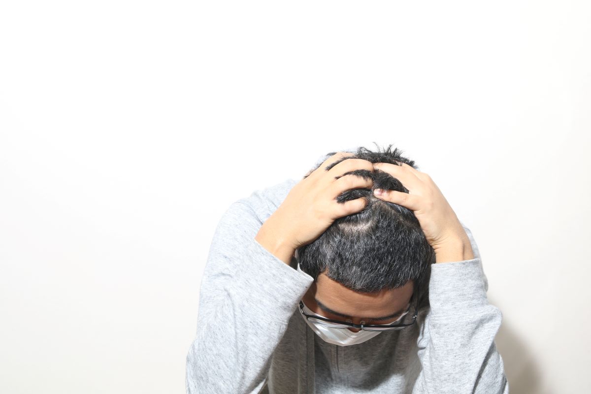 自暴自棄な人の心理とは？原因からネガティブ思考を改善する対処法まで解説Smartlog