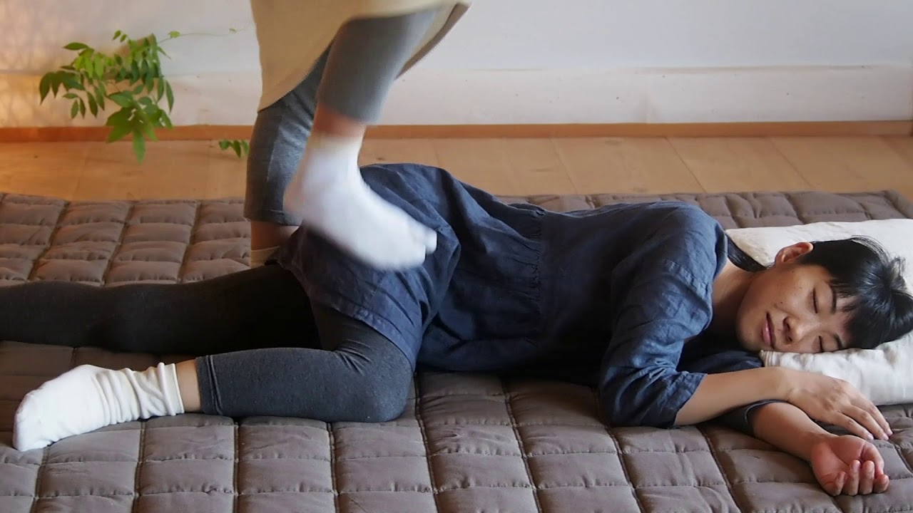 踏まれる。踏まれる。踏まれる。 😂 ちょっと、動画見て😂😂😂💓 やば〜❤︎ ほんまに、足とは思えないほど、めちゃ、気持ちいい！子供たちによく踏んで〜！ってしたことありますよね。 ここは、素敵な女性に踏まれる空間 🤭💓 足圧フーレセラピーの完全予約制の