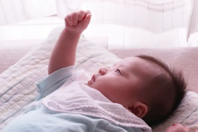 寝そうな1歳娘、ちっちゃなお手てで握りしめているものはウトウトしながら“絶対離さない”強い意思を見せる表情がかわいい 1 2育児 ねとらぼ