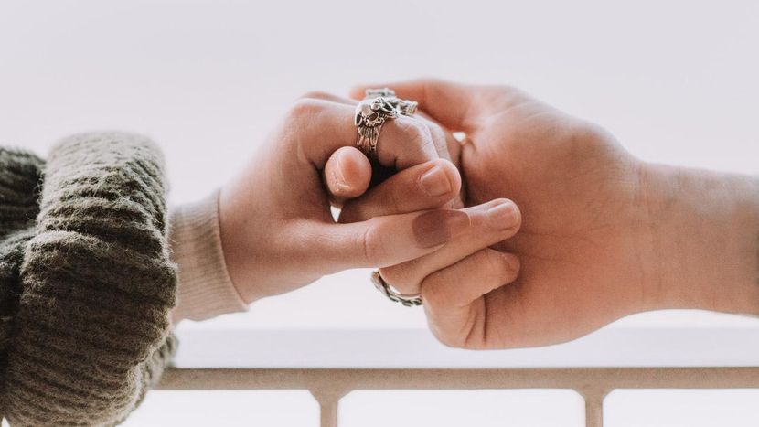 上を向いた紙コップを持つ手Premium写真