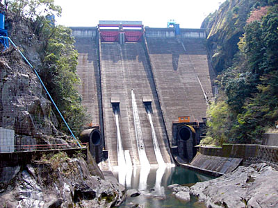 日向神ダムに浮いた軽自動車 高齢の女性が死亡 八女市福岡筑後のローカルメディア 筑後いこい