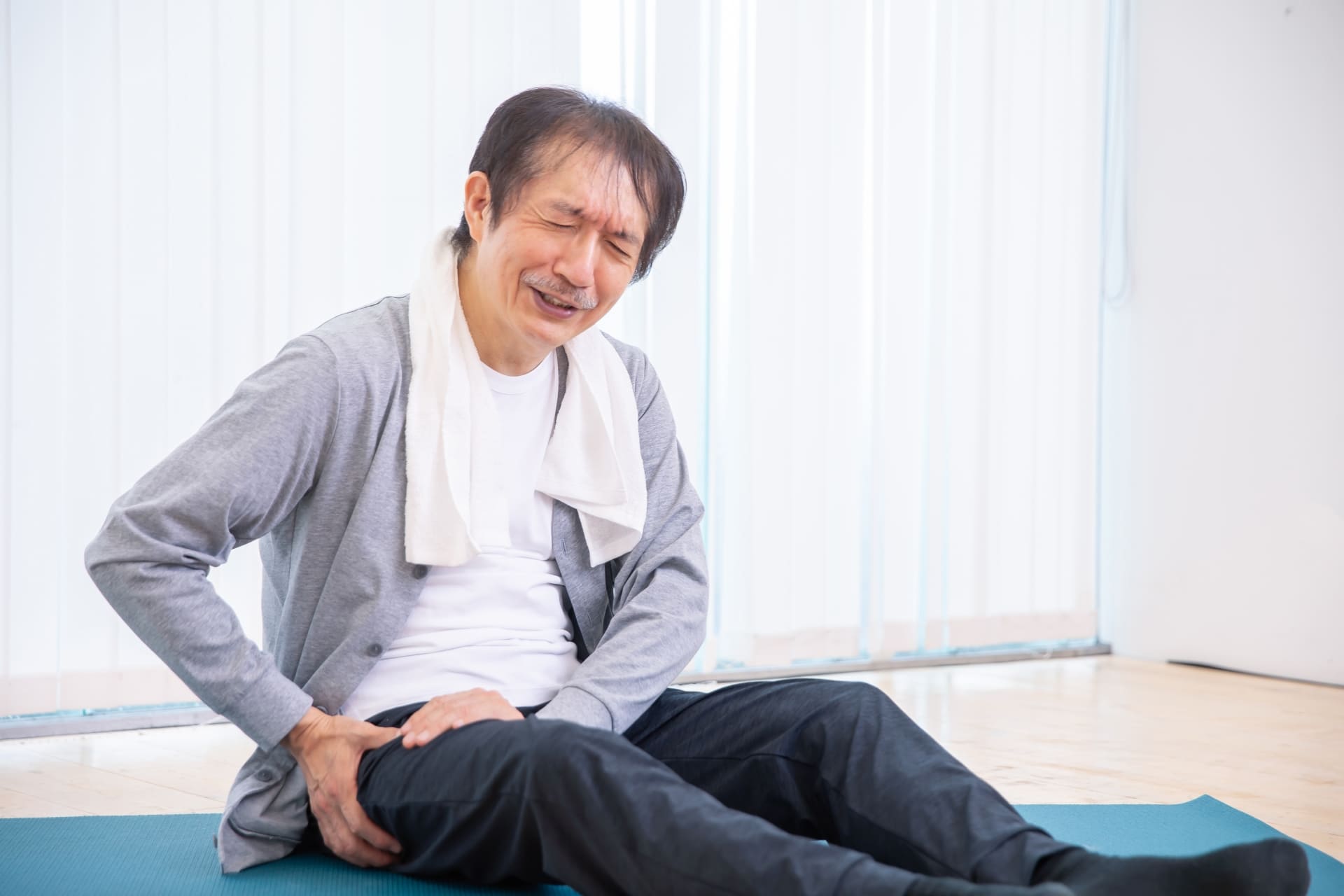 あぐらできない原因とは「あぐらだと痛い」を解消する2つの簡単ヨガポーズヨガジャーナルオンライン