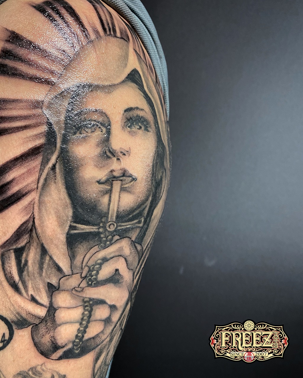 スカル 聖母マリア様 タトゥー ブラック＆グレーBLACK&GREY ブラック＆グレーNEW LISTギャラリー一覧インスクライブのタトゥーの実績を紹介しています。指定のデザインのカテゴリーが一覧で表示されます