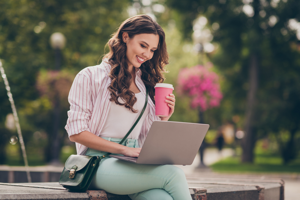 視線を感じるのは好意を持たれている証！？視線を送る人の心理と対処法 - girlswalker