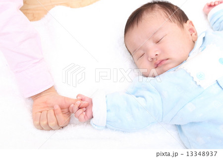 手を握ってあげると , 毎回数秒で寝落ちしちゃいます♡笑,,令和5年ベビー生後3ヶ月スマイル育児,親バカ部赤ちゃん子育て日記育児日記 ,赤ちゃんのいる暮らしベビスタグラム,赤ちゃんのいる生活こそだてぐらむ,ベビーig_baby育児記録育児,ベビフルベビライフ赤ちゃん動画,ベビメモリ