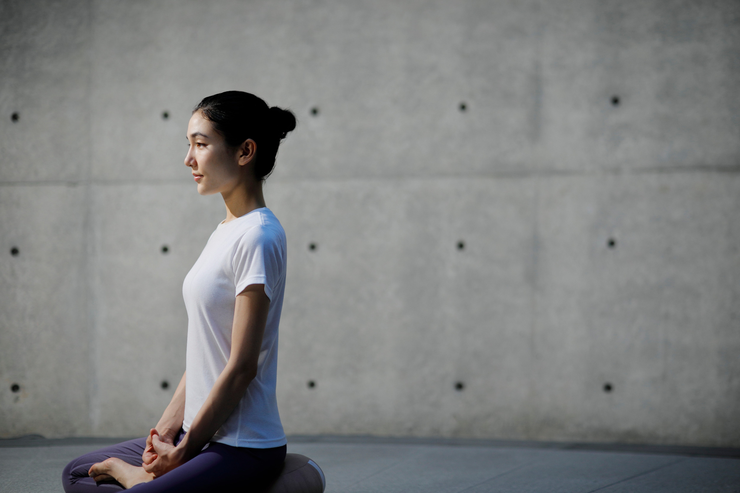 葉の背景に瞑想する女性。 健康的なライフスタイル、ヨガ、瞑想、リラックス、レクリエーションのコンセプトイラスト。フラットスタイルのベクターイラスト。」のベクター画像素材 ロイヤリティフリー1795671256Shutterstock