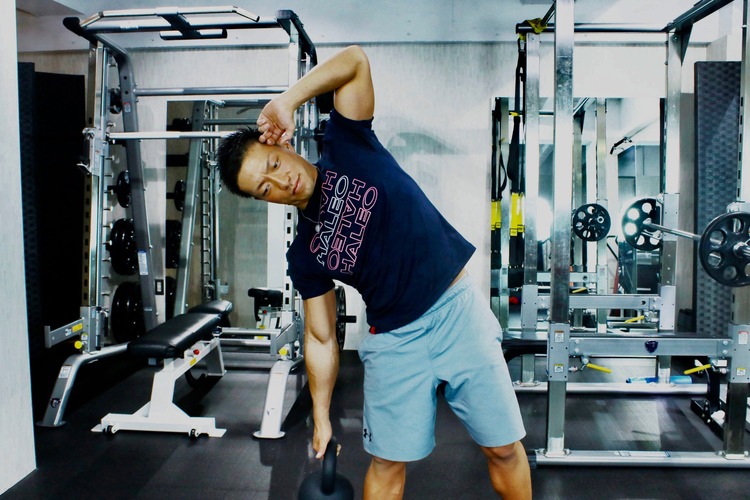 腹筋を鍛えるダンベルメニュー。筋トレ効果を上げるトレーニング方法とは？Smartlogボディメイク