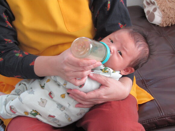 赤ちゃんのげっぷの出し方とその期間を学ぶパンパース