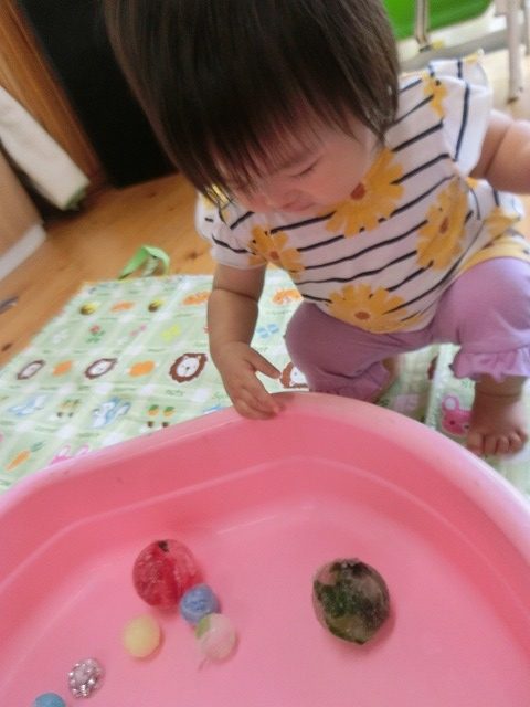 氷あそび ０歳児もみじ- 日の出医療福祉グループ