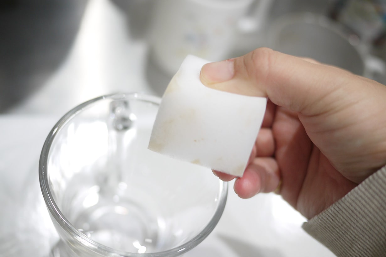 コーヒーのシミ抜き方法！カーペットについたシミや時間がたったシミの落とし方 - ラグ・カーペット通販 びっくりカーペット