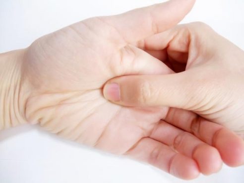 デスクワークで凝り固まった疲れをほぐす手つぼマッサージ