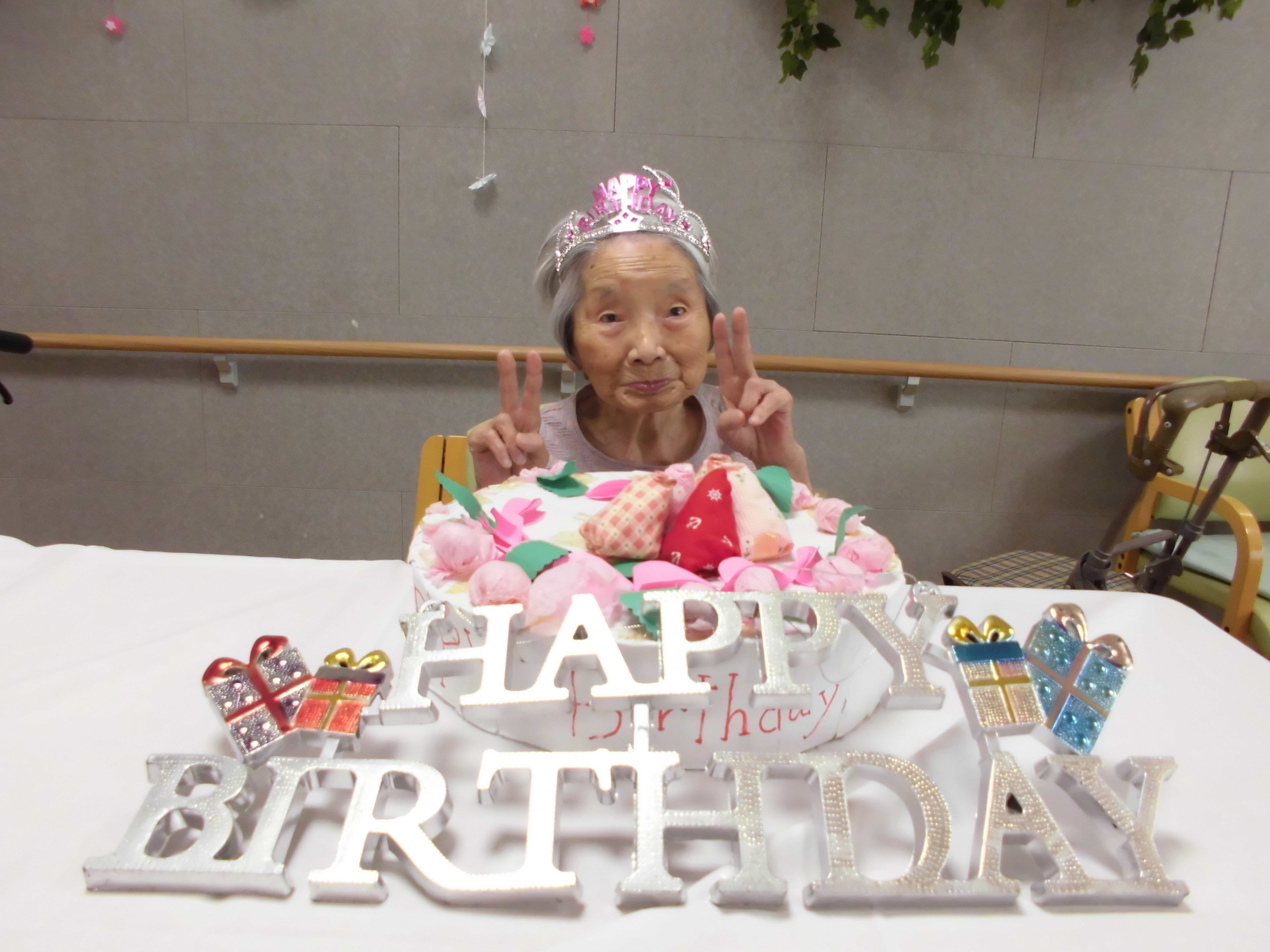 老人ホームでの誕生日会には何をする？盛り上がる催し物、喜ばれるプレゼントなどを紹介！ - 日刊介護新聞 by いい介護