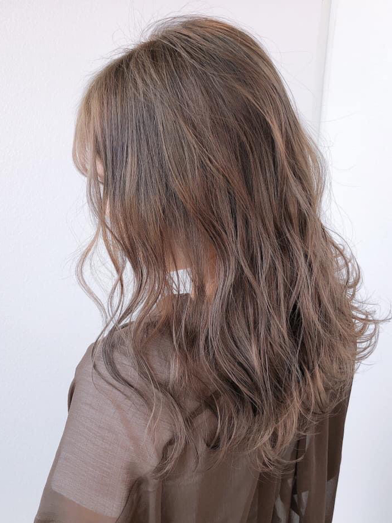 明るい髪から暗めにするのにオススメ！イルミナカラー・グレージュで透明感のあるヘアカラーに。Lissリス恵比寿 美容室30代 40代艶髪に憧れる女性にオススメの97%トリートメント成分縮毛矯正髪質改善 高濃度水素トリートメントサロン