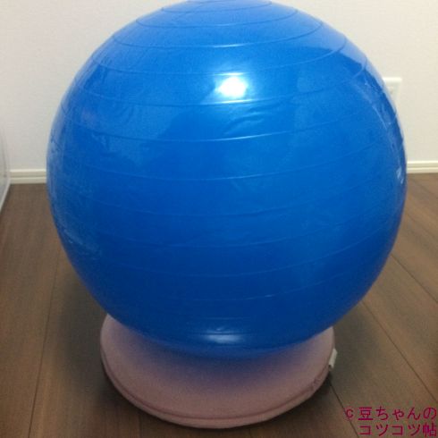 ズボラな方でもできる1日1回エクササイズ動画, ▷ @mata02.1978, 膝をスムーズにするコンディショニング,ボールを使ったケアですが、ダイソーの リフレッシュボール がオススメ！, クオリティ高く、大きさもちょうどいい, 場所とらない。,これで110円ですよ。絶対買うべき, やります！って方はコメント欄に🔥, いただけるとぶち喜びます！,