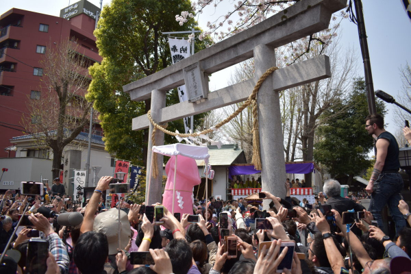 奇祭「かなまら祭」４年ぶり開催 外国人観光客も歓声 |