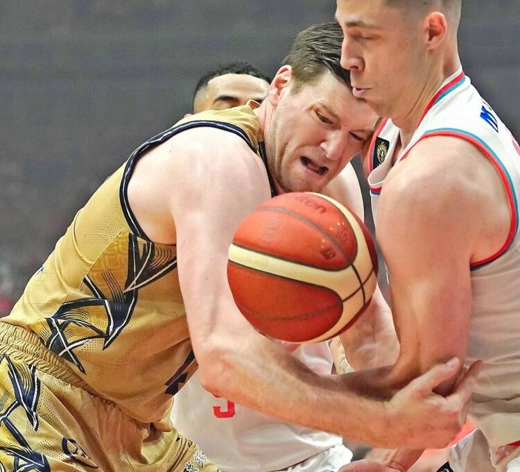 Bリーグ10年目の開幕 「沖縄愛」を胸に琉球のリング下で体を張るジャック・クーリー 「キングスのファンは世界一だよ」auWebポータルスポーツニュース