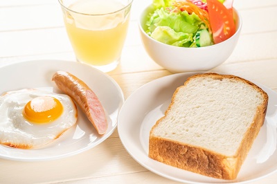 朝タンパク質の黄金メニュー・コンビニ編 タンパク質30g以上確保！ 時間栄養学的におすすめの組み合わせyoi ヨイ-心・体・性のウェルネスメディア